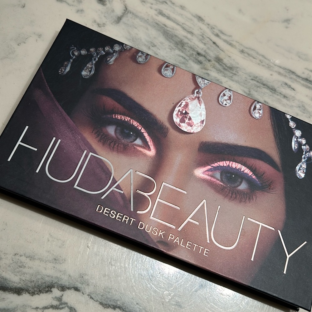 Huda Beauty Desert Dusk palette